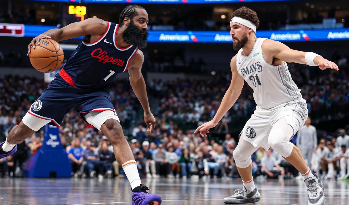 爱游戏在线-哈登重返赛场，领先优势明显首场状态出色，湖人观众沸腾！(哈登上篮为什么难防)