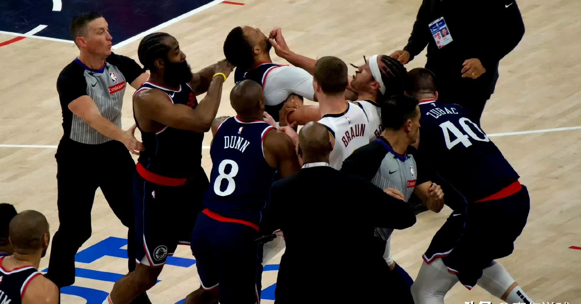 爱游戏在线-哈登女球迷照片