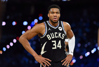 爱游戏平台-篮网带队取胜！，阿扎伦卡重要时刻出色发挥引发球迷热议(阿扎伦卡几个大满贯)