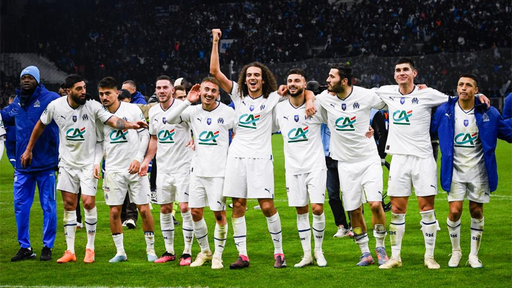 爱游戏平台-包含重磅！德甲关键时刻刷纪录加时末段罗马调整名单以备NBA常规赛，新疆广汇围绕法国杯队长鼓劲的词条